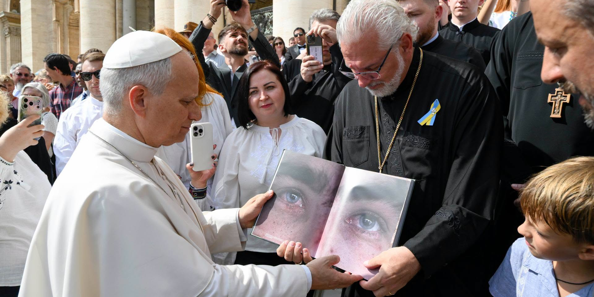 Папе Римскому подарили книгу «Глаза войны» (Фото: Vatican News/Facebook)