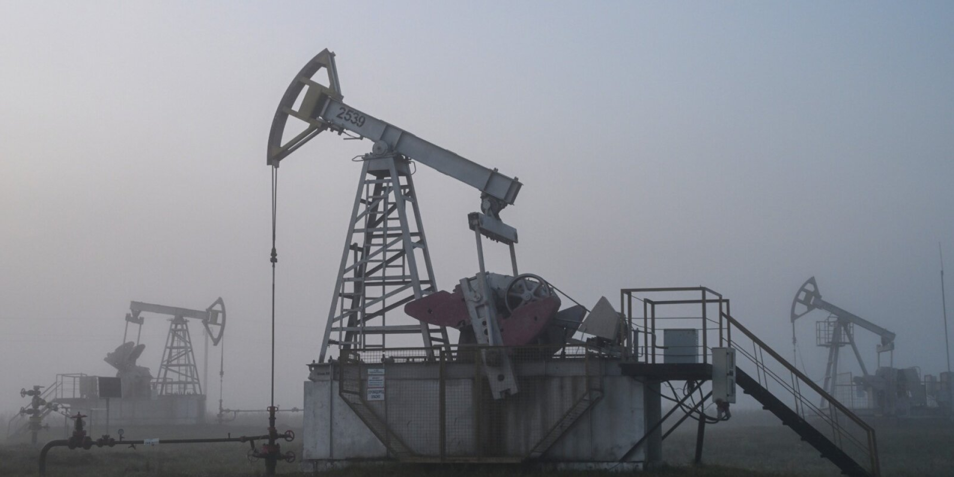 Russia’s oil production is declining after Ukrainian strikes on refineries and ports. (Photo: Invest-Forsythe)