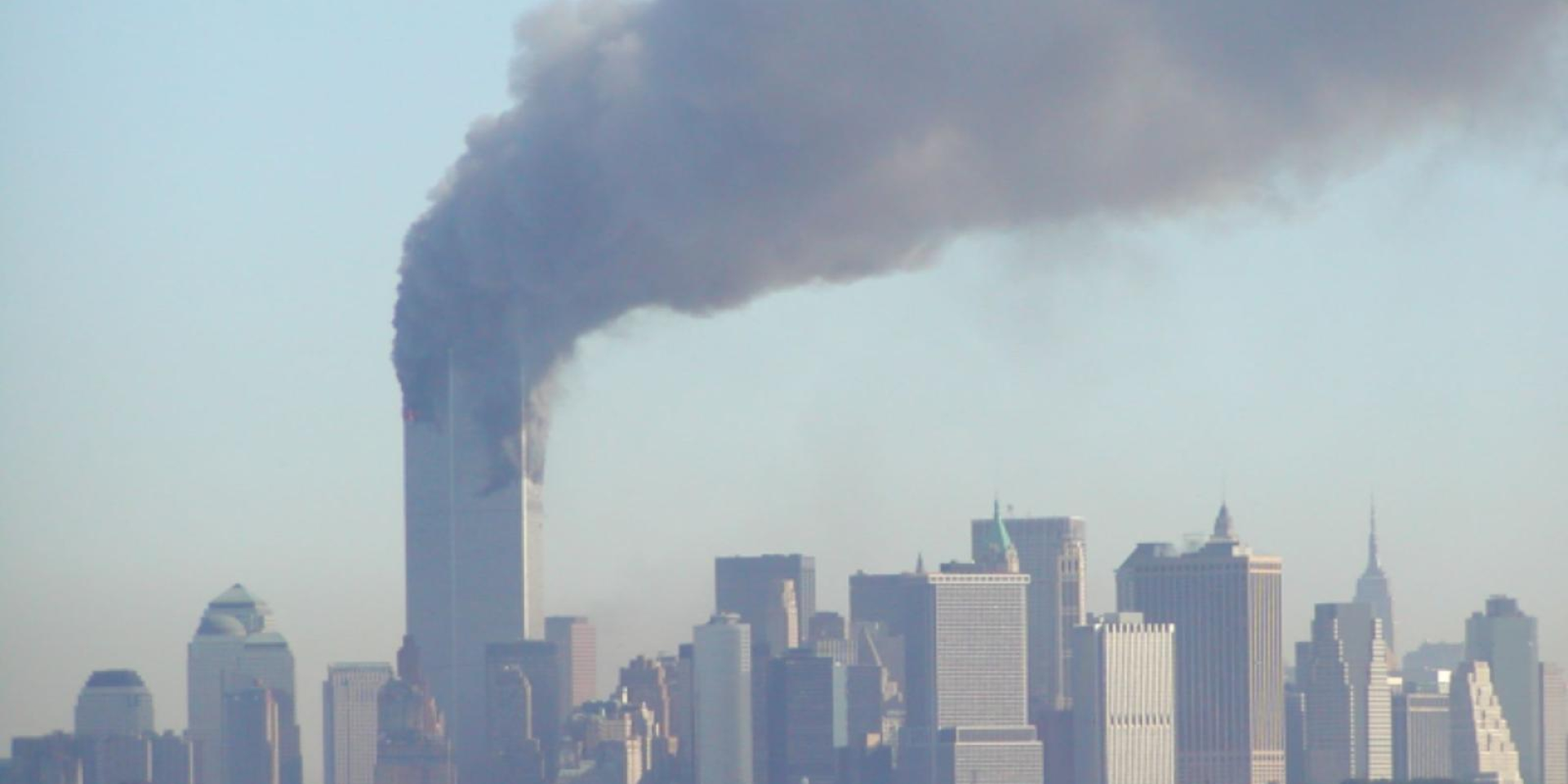 Башни-близнецы ВТЦ во время теракта (Фото: Nicholas Kornfield / 911memorial.org)