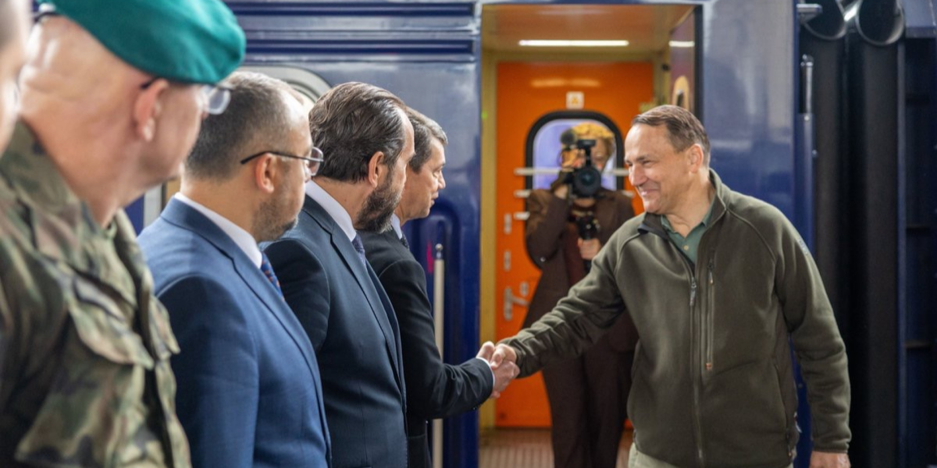 Sikorski at the Kyiv railway station (Photo: Radosław Sikorski / X)