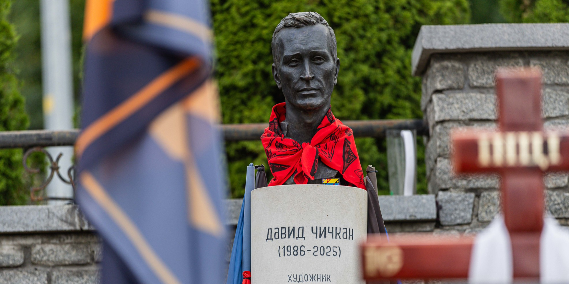 На могиле Давида Чичкана установили бронзовый бюст (Фото: Анастасия Теликова)