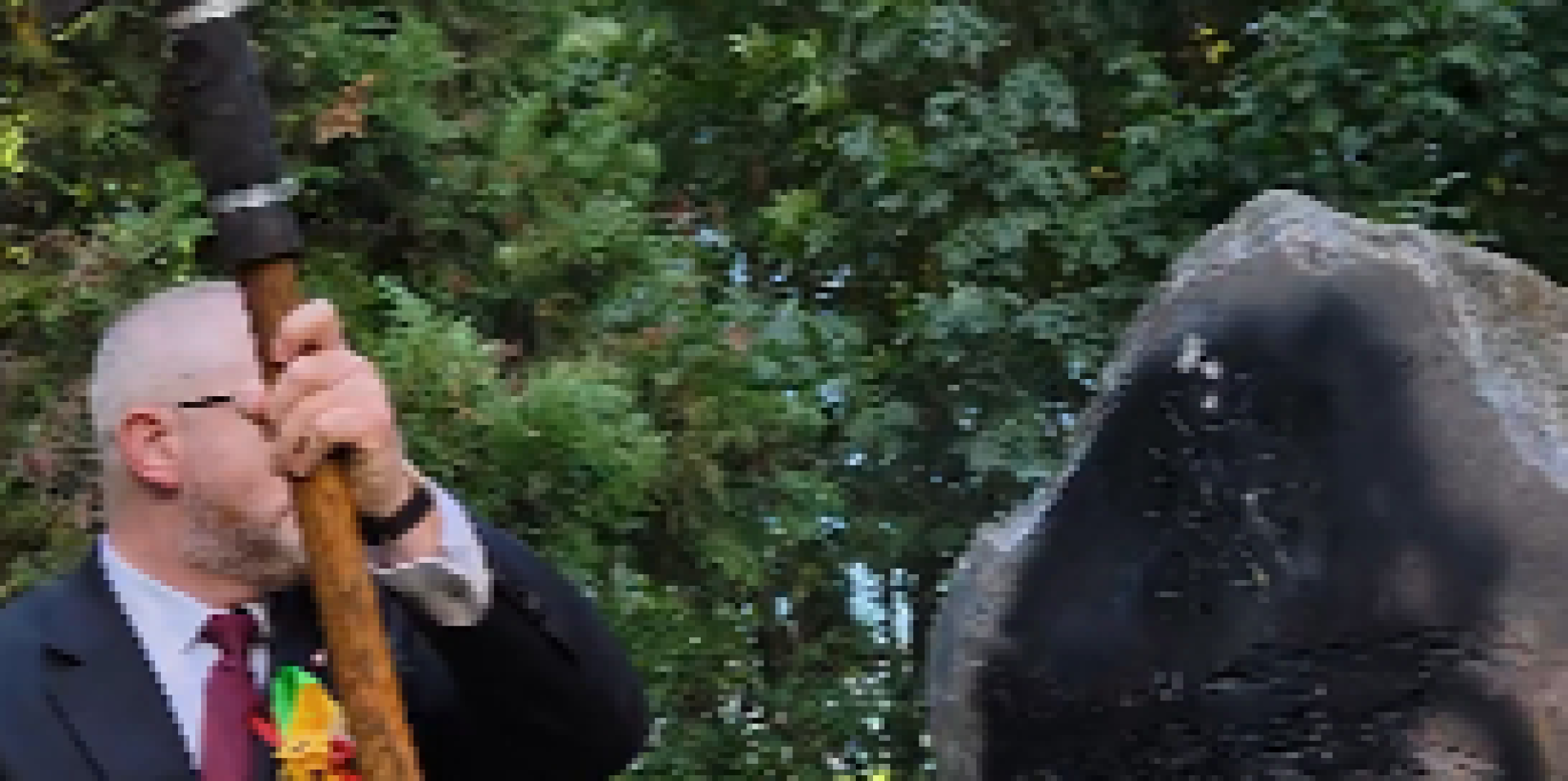Grzegorz Braun damaged a monument to the UPA in the Polish village of Białystok. (Photo: Grzegorz Braun / X)