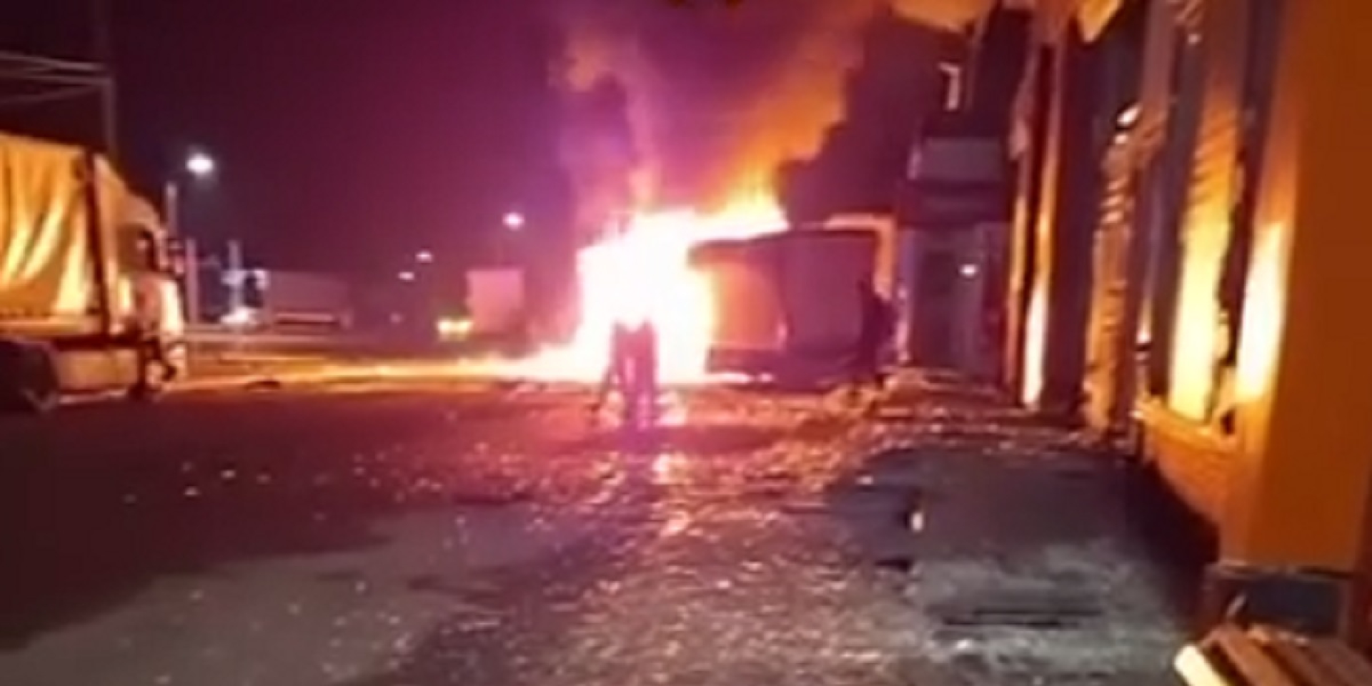 Пожар на АЗС возле КПП Ягодин в Волынской области в результате удара российского дрона, 13 сентября 2026 года (Фото: Скриншот видео / Telegram)