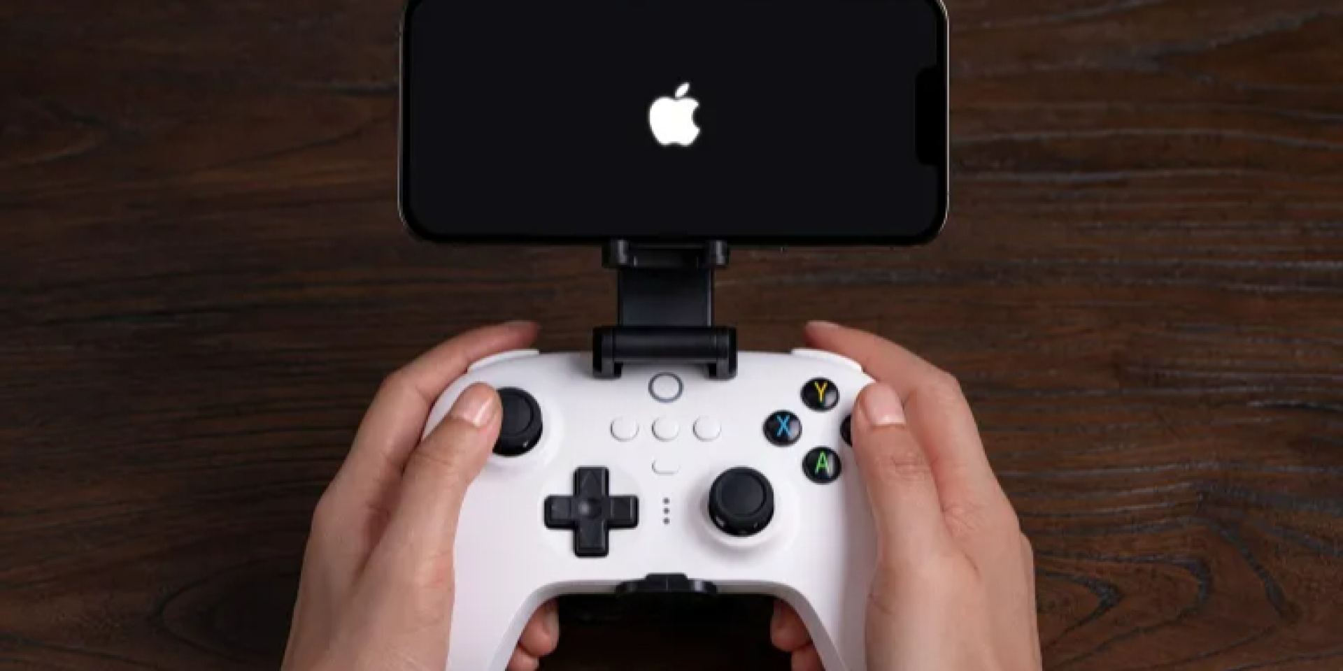 Сейчас Apple продаёт контроллеры сторонних производителей (Фото: 8BitDo)