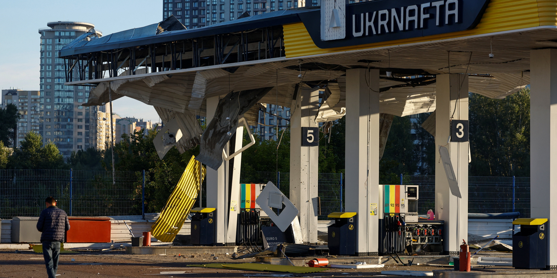 Заправка Укрнафты в районе проспекта Бажана, атакованная в ночь на 15 сентября 2026 года (Фото: REUTERS/Valentyn Ogirenko)
