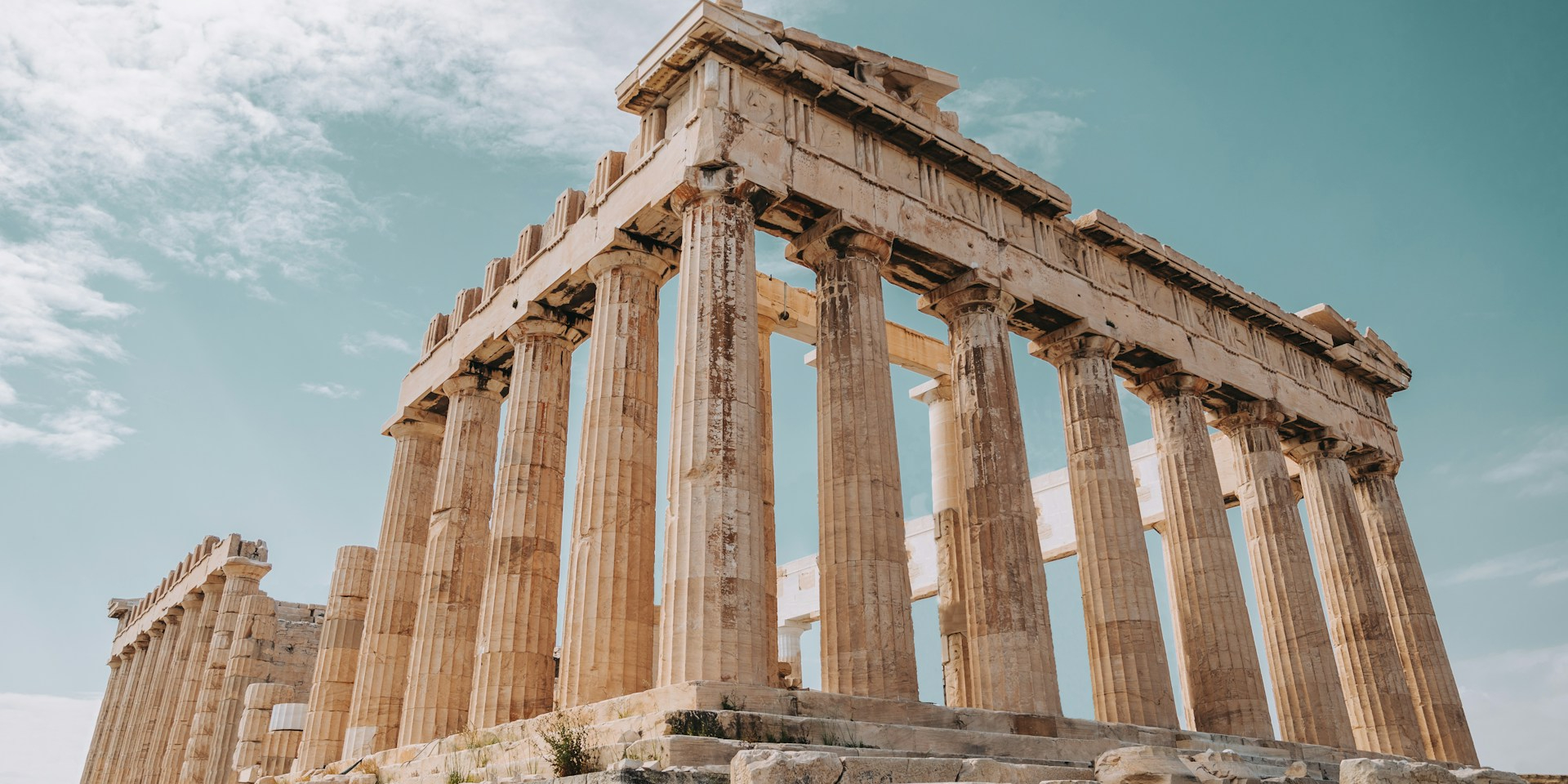 Парфенон, классический храм на афинском Акрополе (Фото: unsplash)