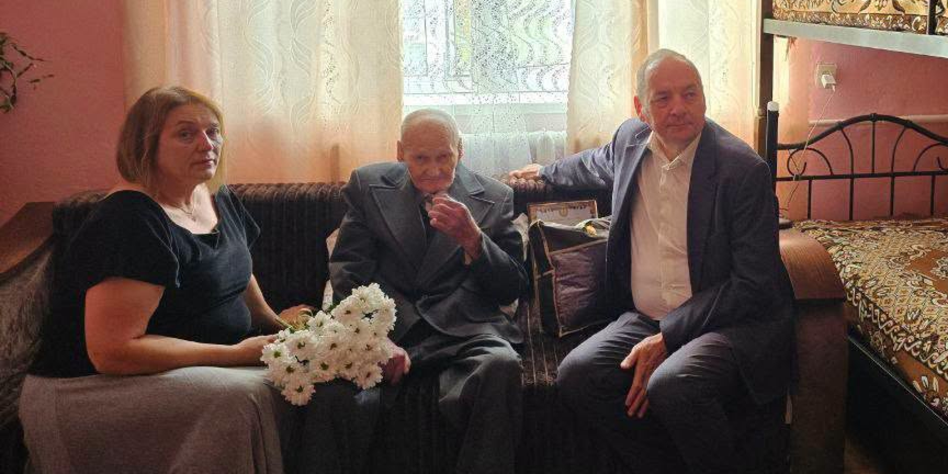 В Ровненской области пенсионер отметил столетний юбилей (Фото: Радивилівська громада/Facebook)
