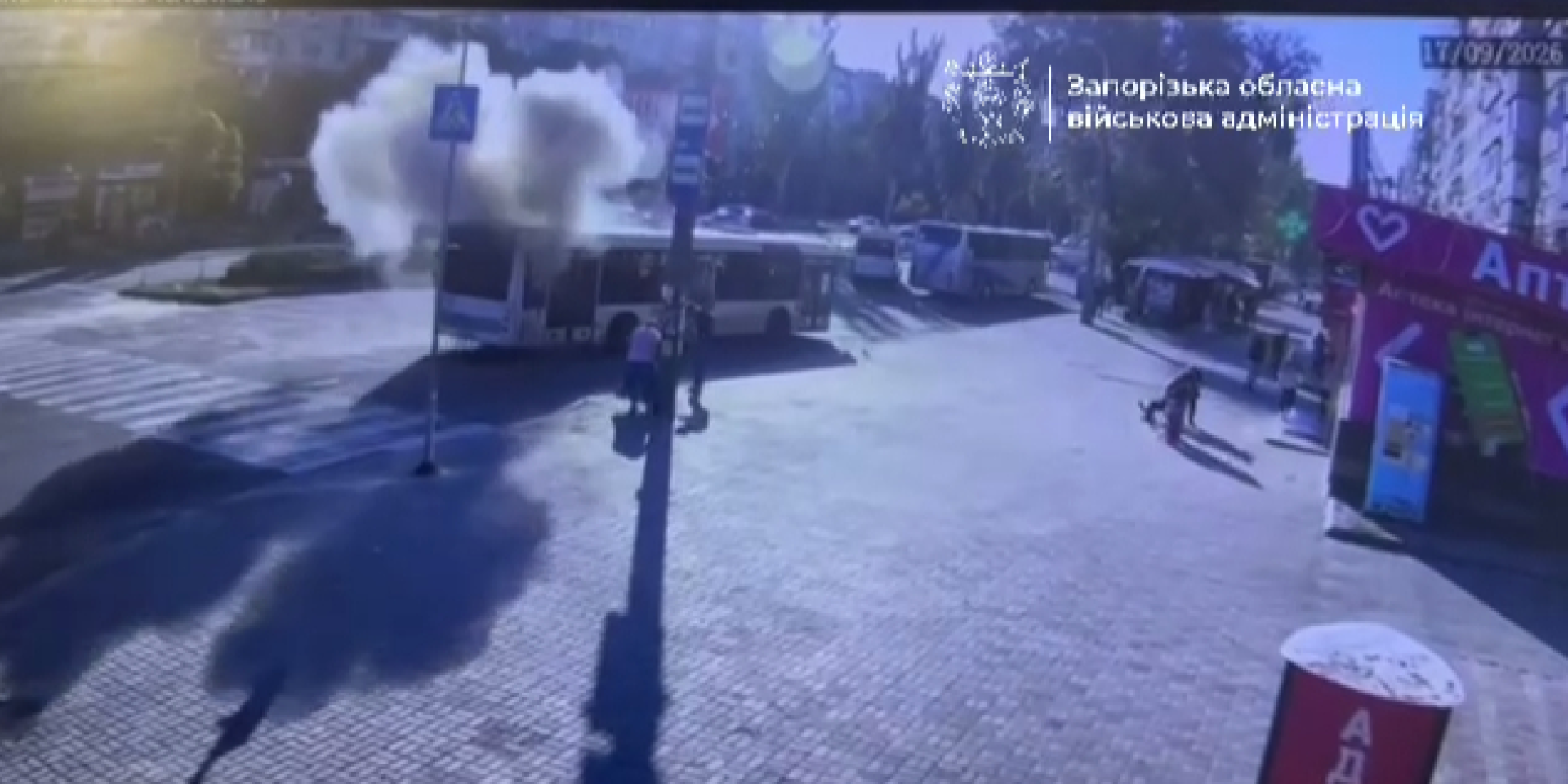 Момент удару FPV-дрону по пасажирському автобусу в Запоріжжі (Фото: Запорізька ОВА / Скриншот)