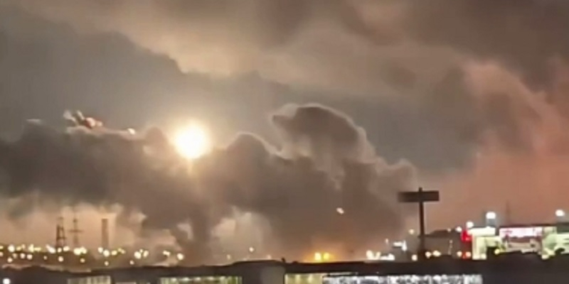 Smoke rising from the Moscow Oil Refinery during an attack by the Ukrainian Defense Forces on September 20 (Photo: Video screenshot / Fire Point / Telegram)