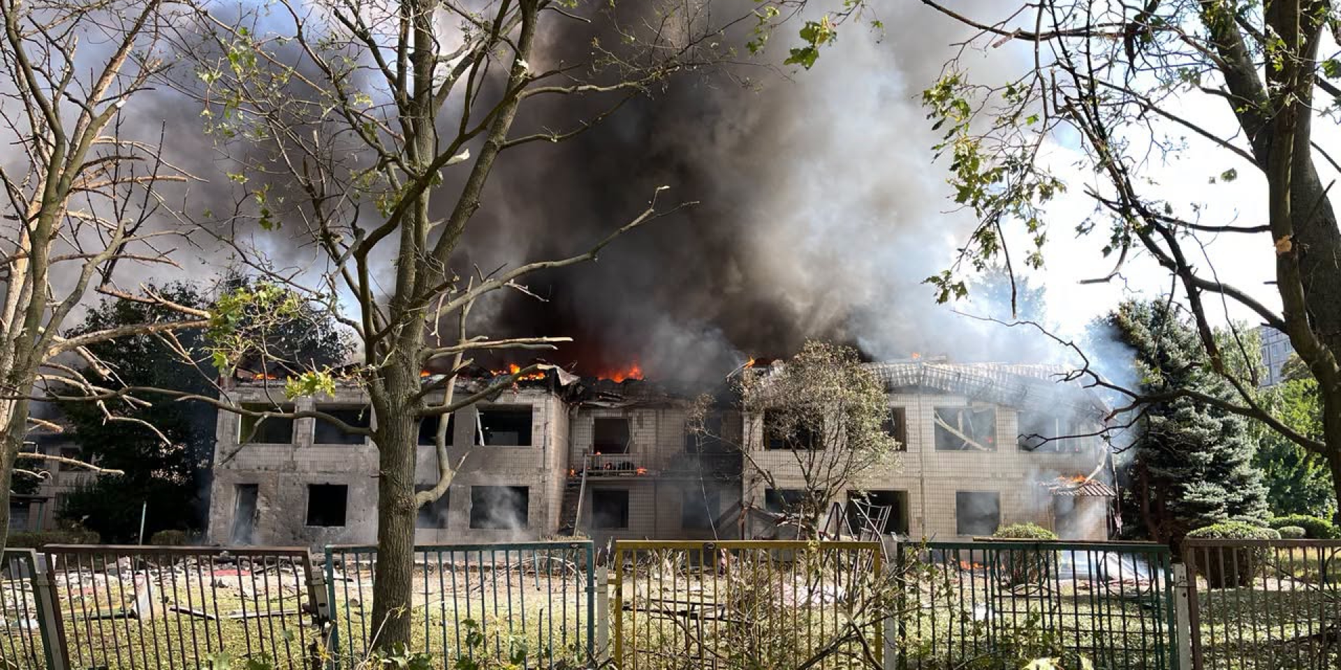 Fire caused by a Russian guided aerial bomb strike on Kramatorsk, September 20, 2026 (Photo: State Emergency Service of Ukraine via Telegram)