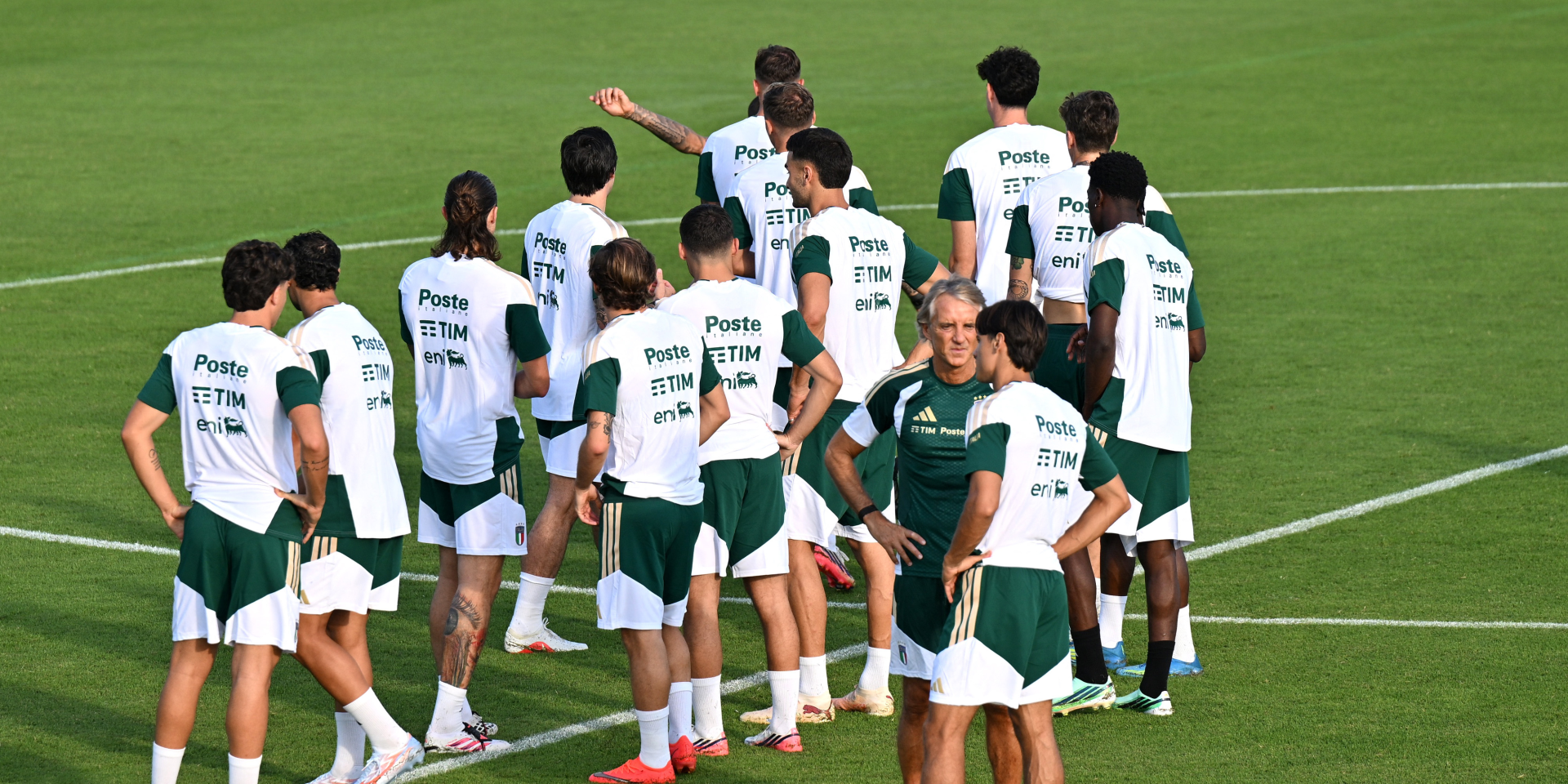 Манчини проводит тренировку национальной команды (Фото: REUTERS/Jennifer Lorenzini)