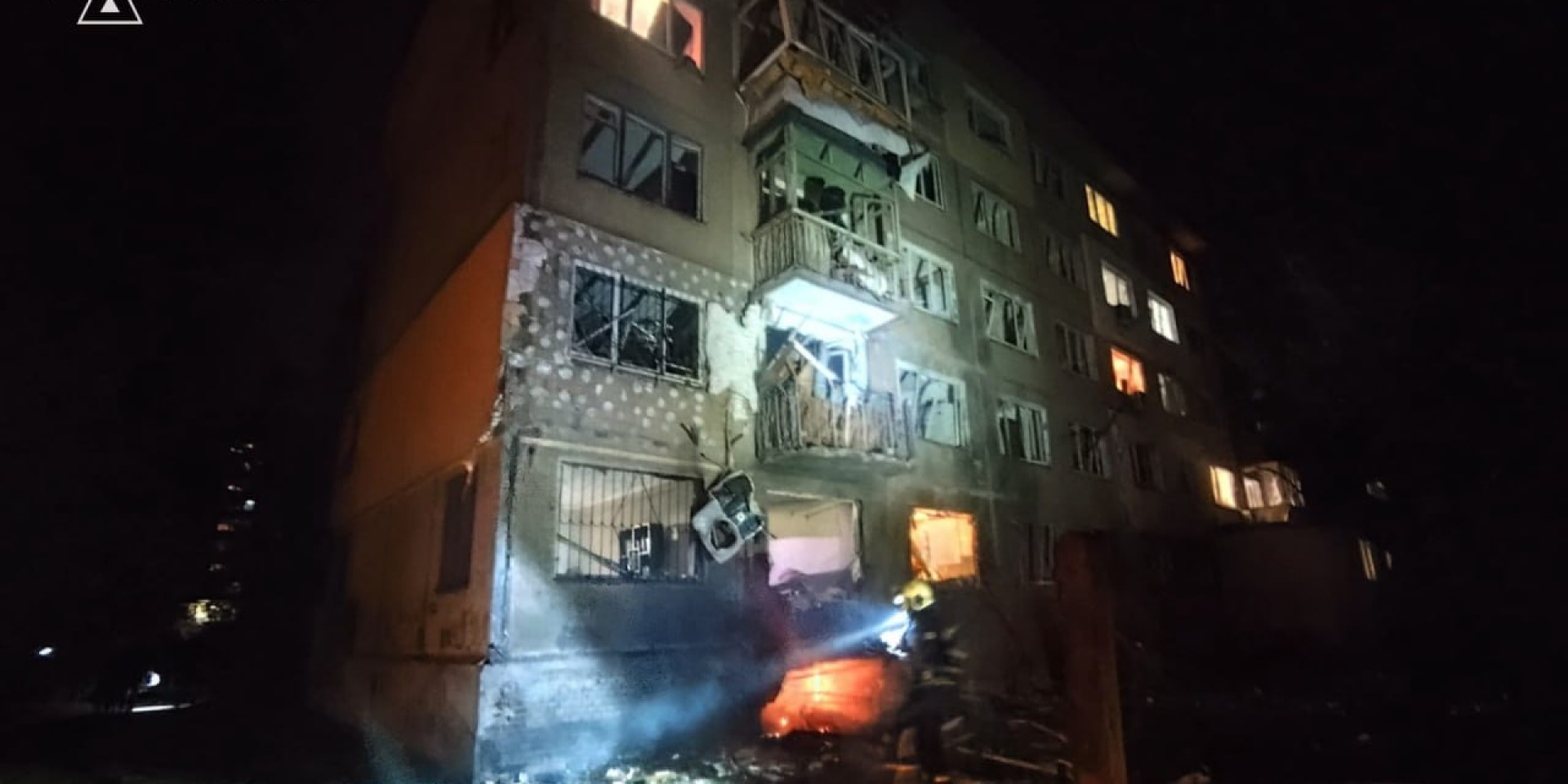 Firefighters extinguished the flames and safely evacuated 15 trapped residents (Photo: Kyiv SES)