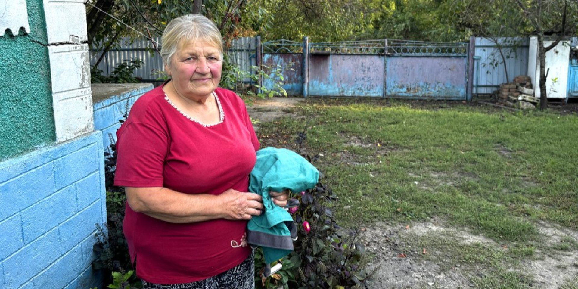 «Хочеться хоч трішки допомогти чимось». 73-річна матір та бабуся ветеранів з Вінничини шиє ноші для військових