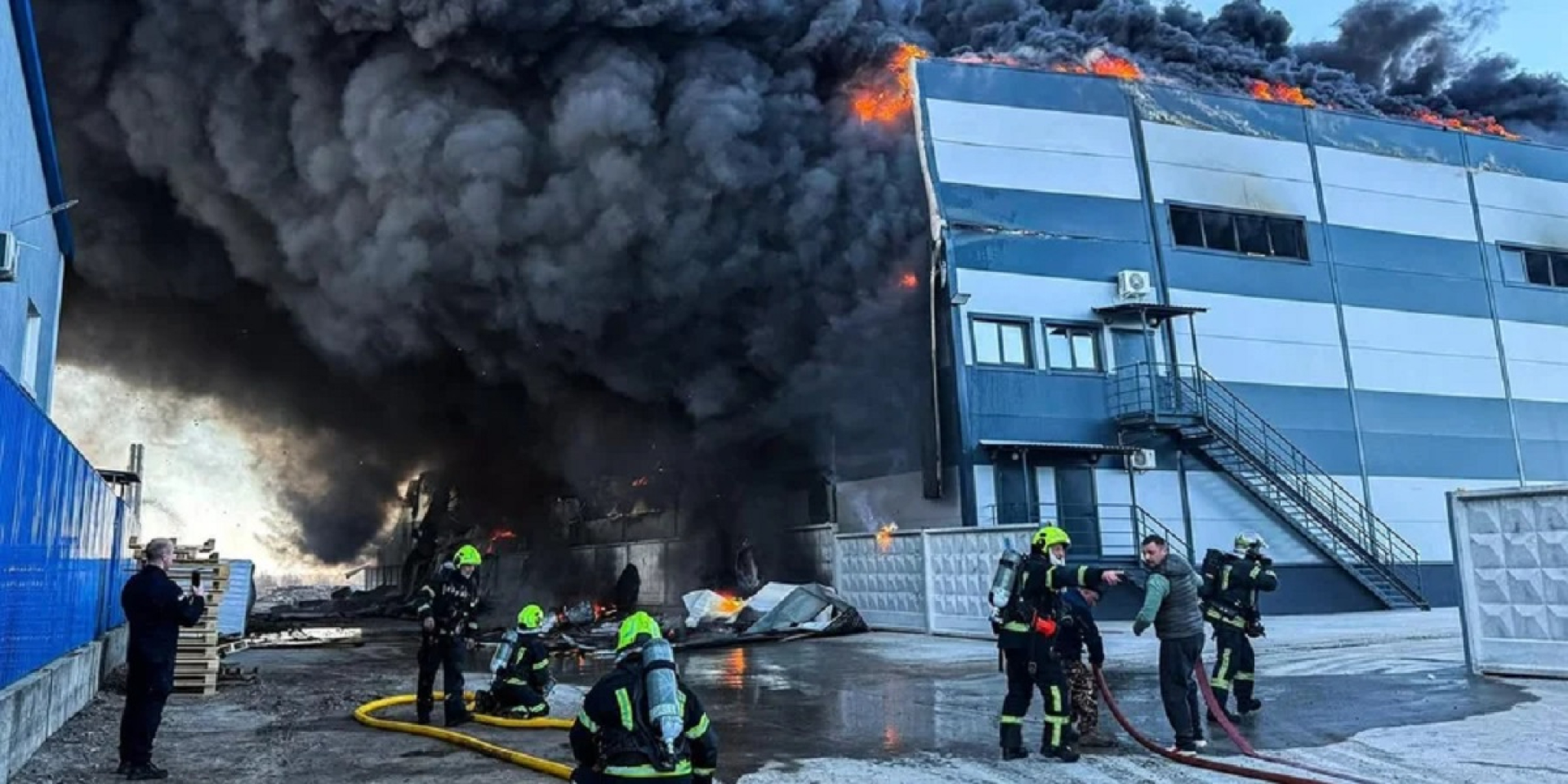 The aftermath of one of the Russian strikes on the warehouses (Photo: Main Directorate of the State Emergency Service of Ukraine in Kyiv / Facebook)