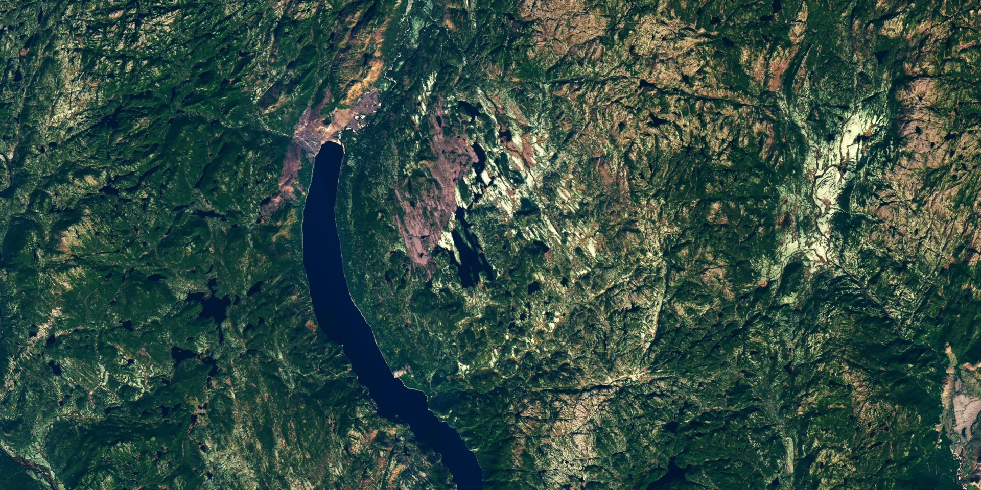 возраст кратера составляет около 390 миллионов лет (Фото: NASA Earth Observatory/Lauren Dauphin)