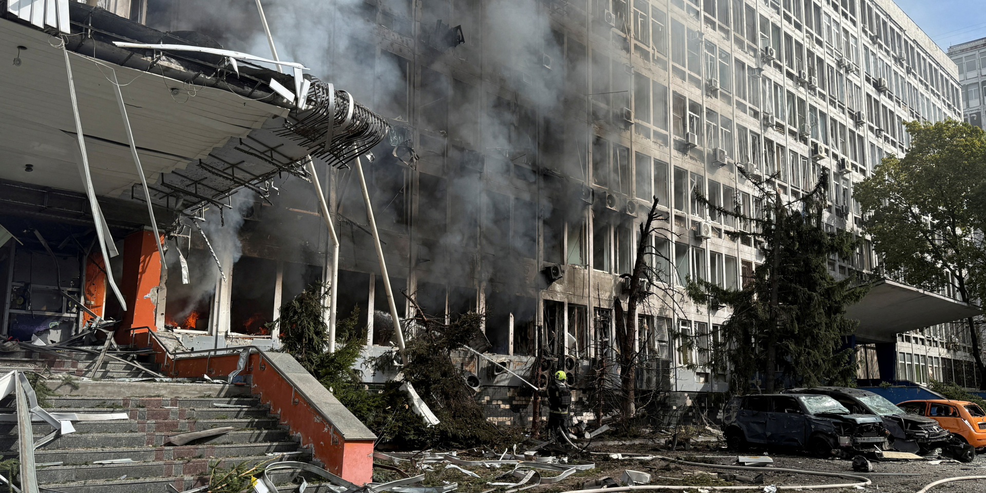 Удар по будівлі Діпрозв'язку в Солом’янському районі Києва (Фото: REUTERS/Valentyn Ogirenko)