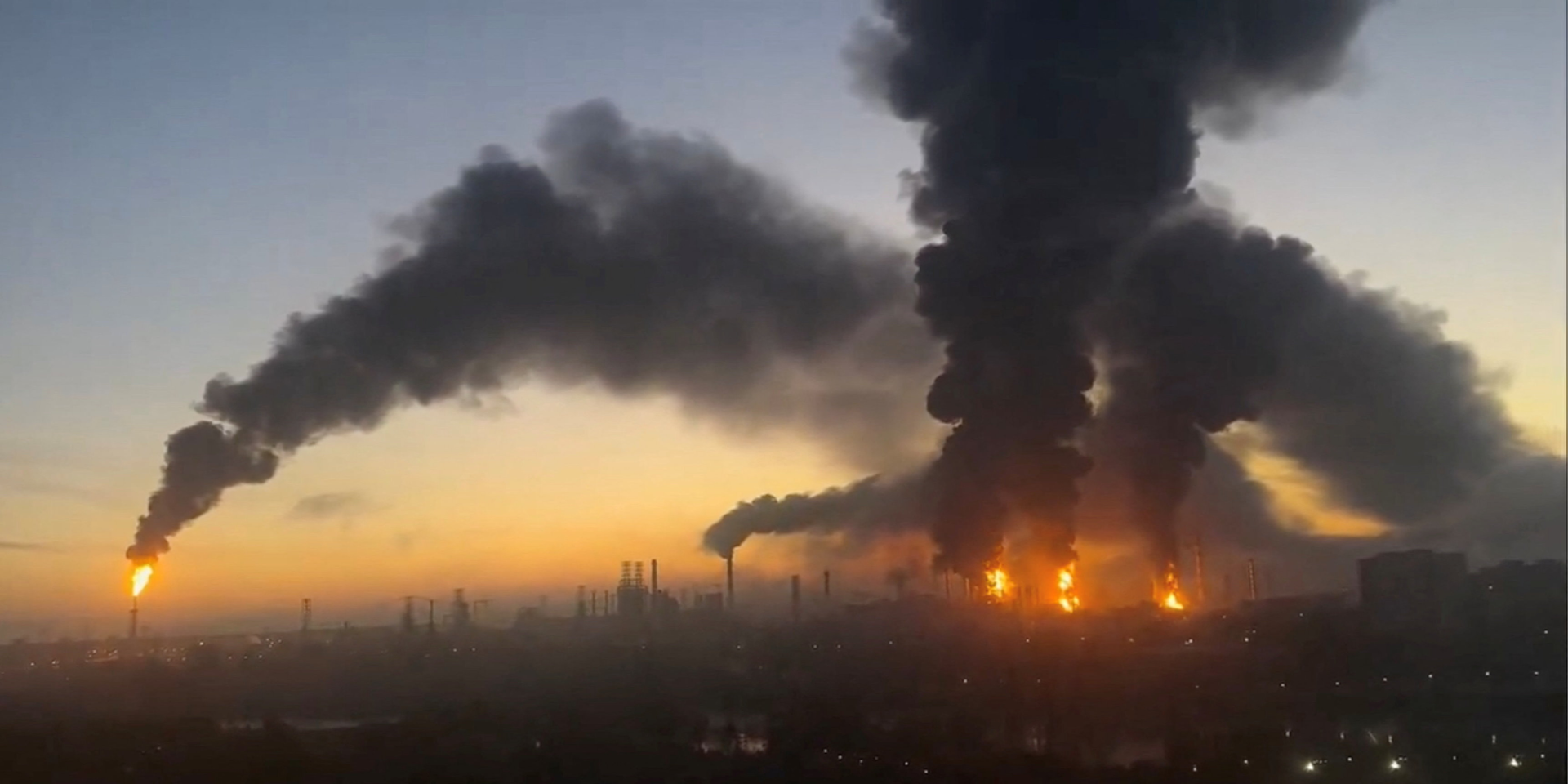 Столбы дыма поднимаются после ударов по&nbsp;нефтеперерабатывающему заводу в&nbsp;Москве, Россия, 20&nbsp;сентября 2026 года (Фото: Social Media/via REUTERS)