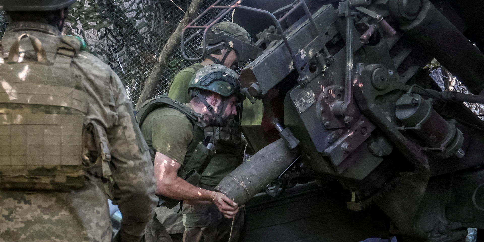 A Ukrainian serviceman loads a shell into a 152 mm howitzer, Donetsk Oblast, August 30, 2026 (Photo: REUTERS)