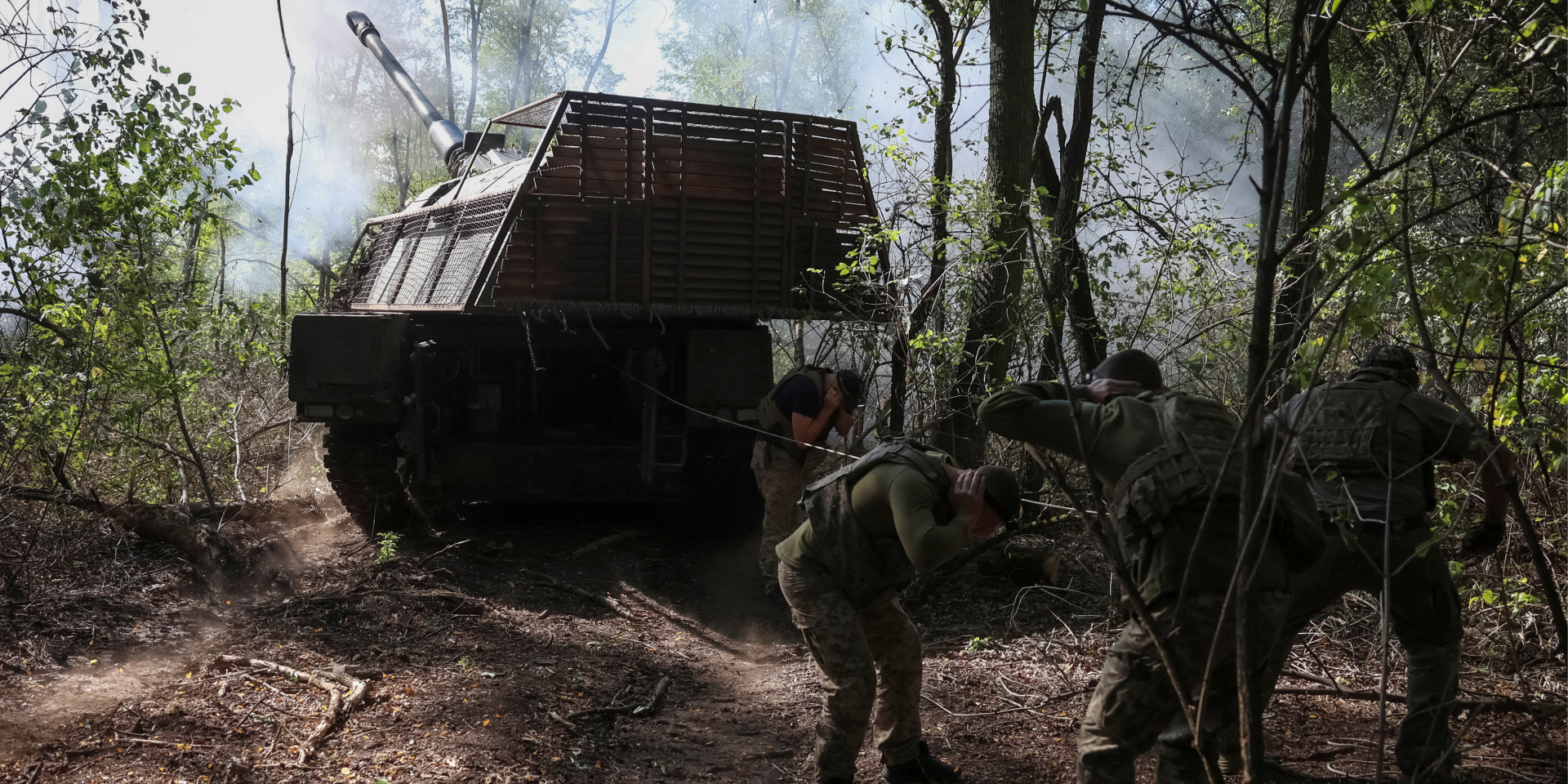 Ukrainian servicemen fire at Russian forces in Donetsk Oblast (Photo: REUTERS/Anatolii Stepanov)