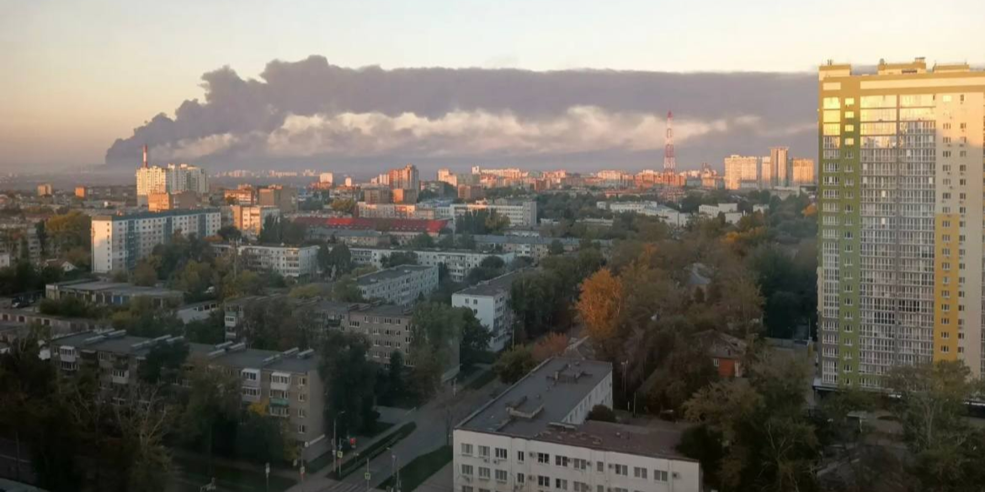 Reported as smoke from a fire at the Kuibyshev oil refinery in Samara on September 22, 2026 (Photo: Exilenova + / Telegram)