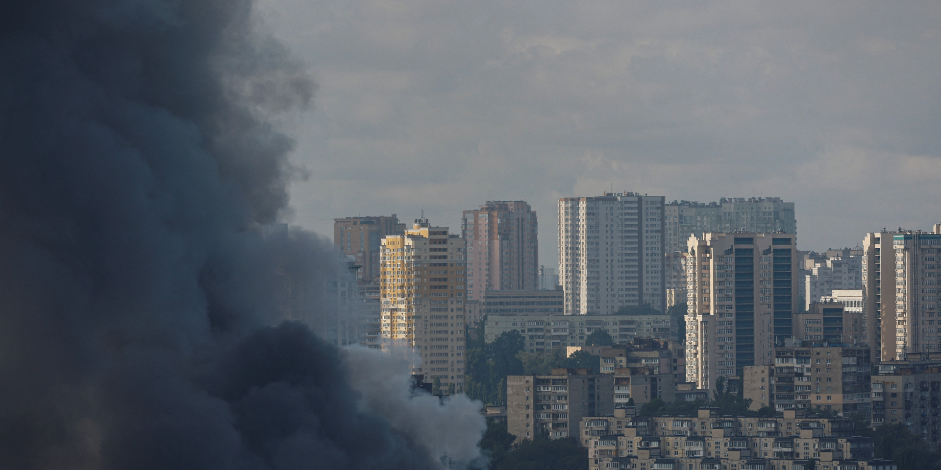 Последствия вражеского обстрела столицы (Фото: REUTERS/Valentyn Ogirenko)