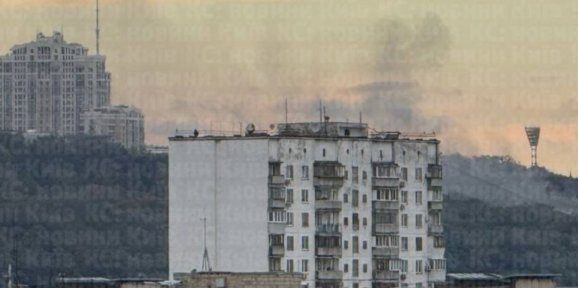 У Києві внаслідок атаки пошкоджена будівля КВЦ Парковий