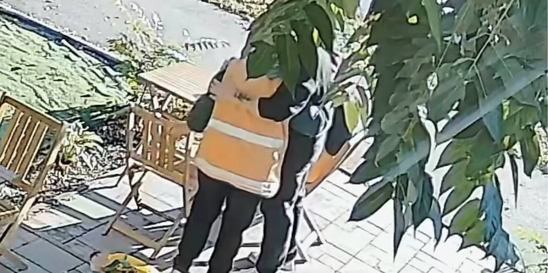 «Відео як ковток свіжого повітря». У столичній кавʼярні безкоштовно пригостили комунальних працівників, які сіли відпочити після важкої ночі