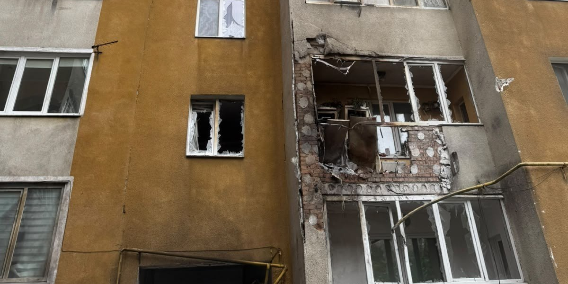 An apartment building in Khmelnytskyi damaged by a Russian strike. (Photo: Serhiy Tiurin / Telegram)