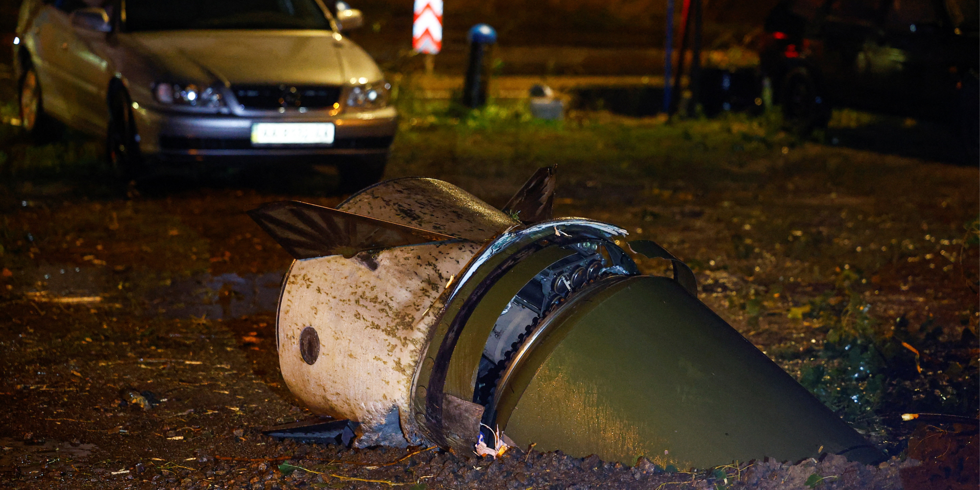 Russian ballistic missile falls in Kyiv courtyard (Photo: REUTERS/Valentyn Ogirenko)