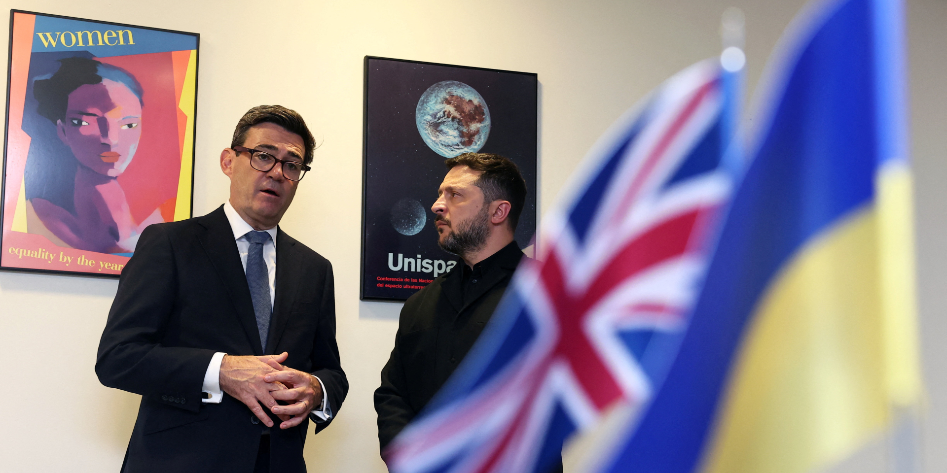Премьер-министр Великобритании Энди Бернем и президент Украины Владимир Зеленский во время встречи на полях Генассамблеи ООН в Нью-Йорке (Фото: REUTERS/Toby Melville)