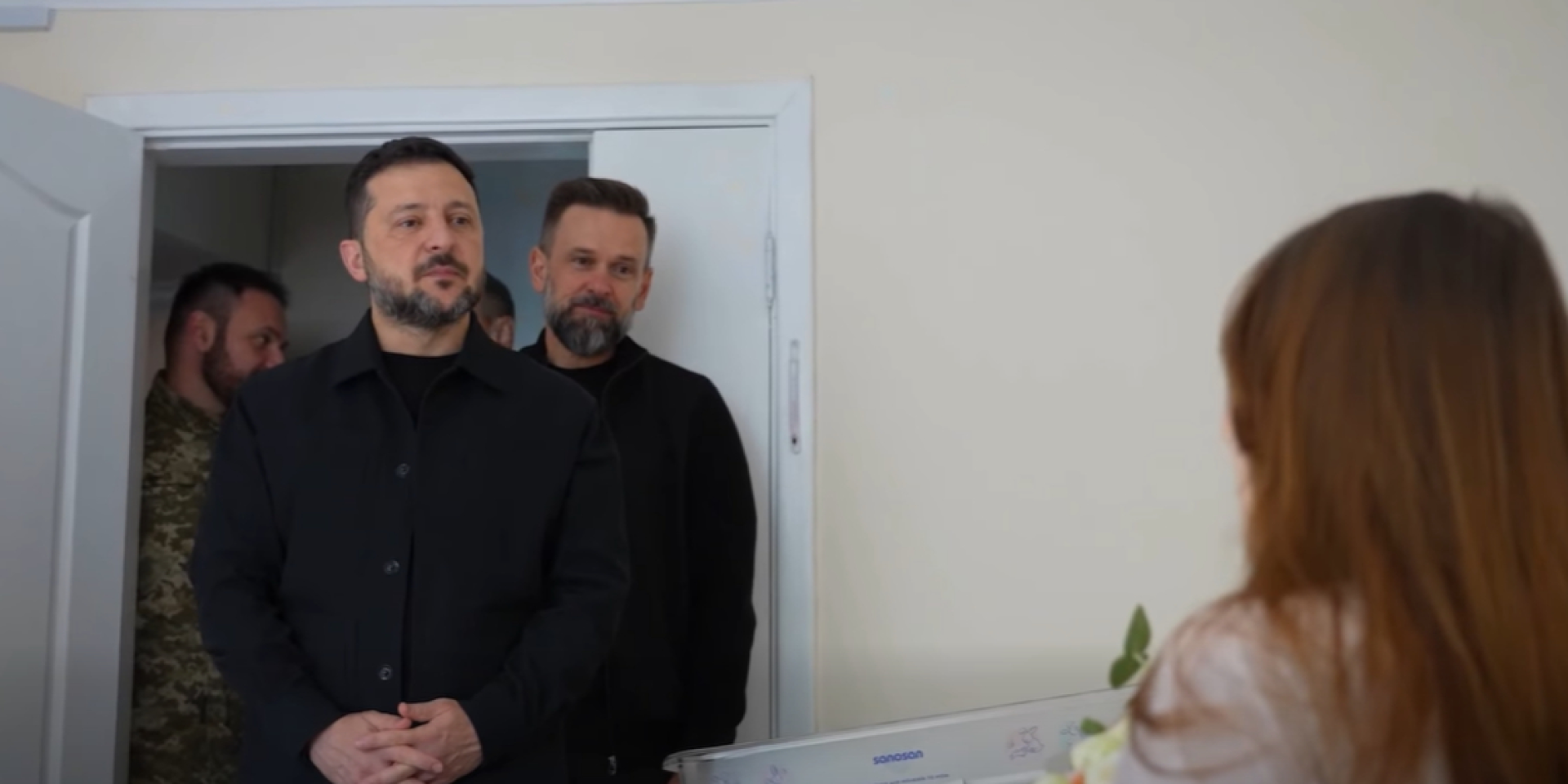 Владимир Зеленский посетил пострадавший роддом в Киеве (Фото: скриншот/Владимир Зеленский/Facebook)