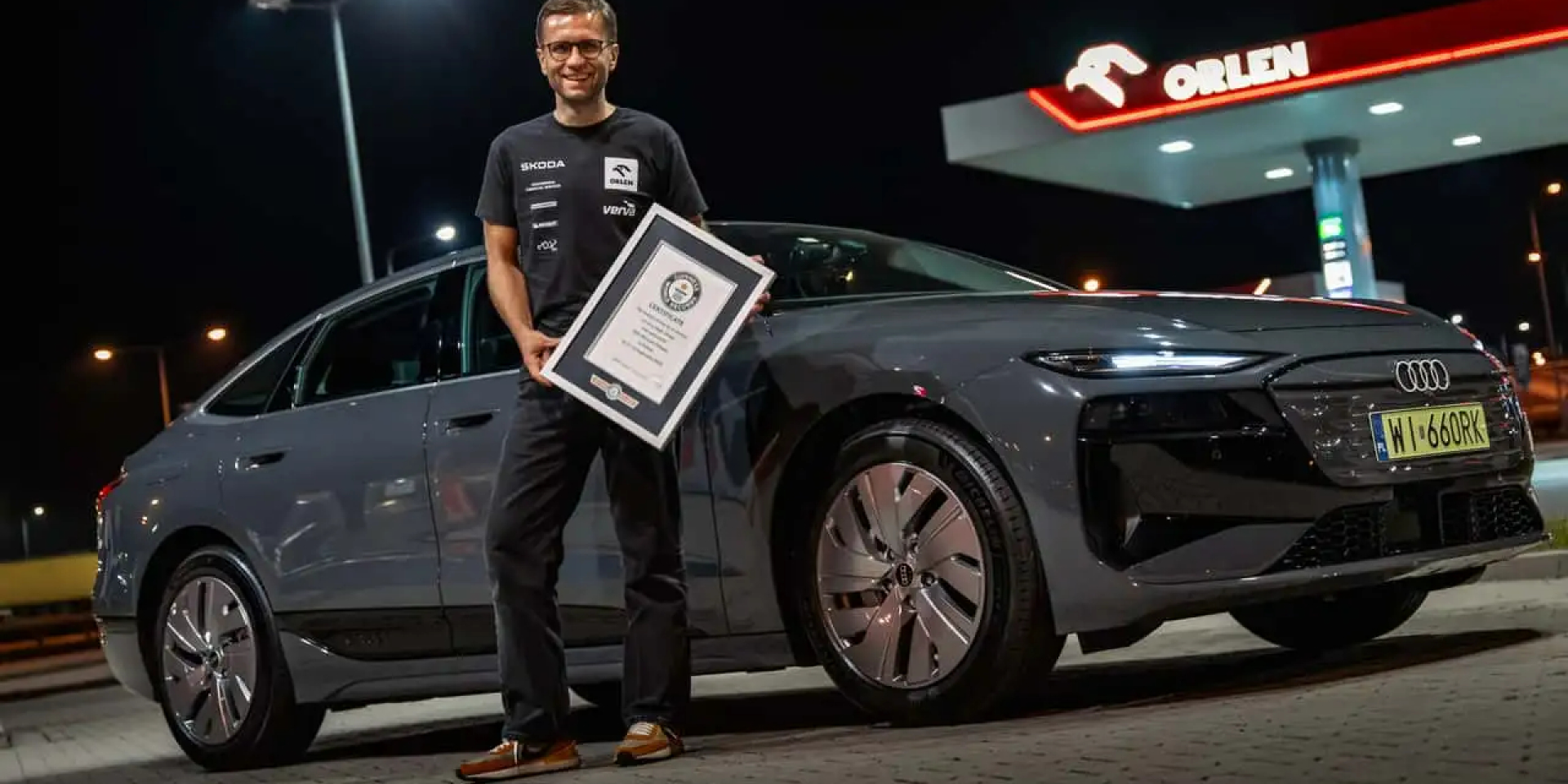 Мико Марчик позирует с дипломом Книги рекордов Гиннесса (Фото: Audi)
