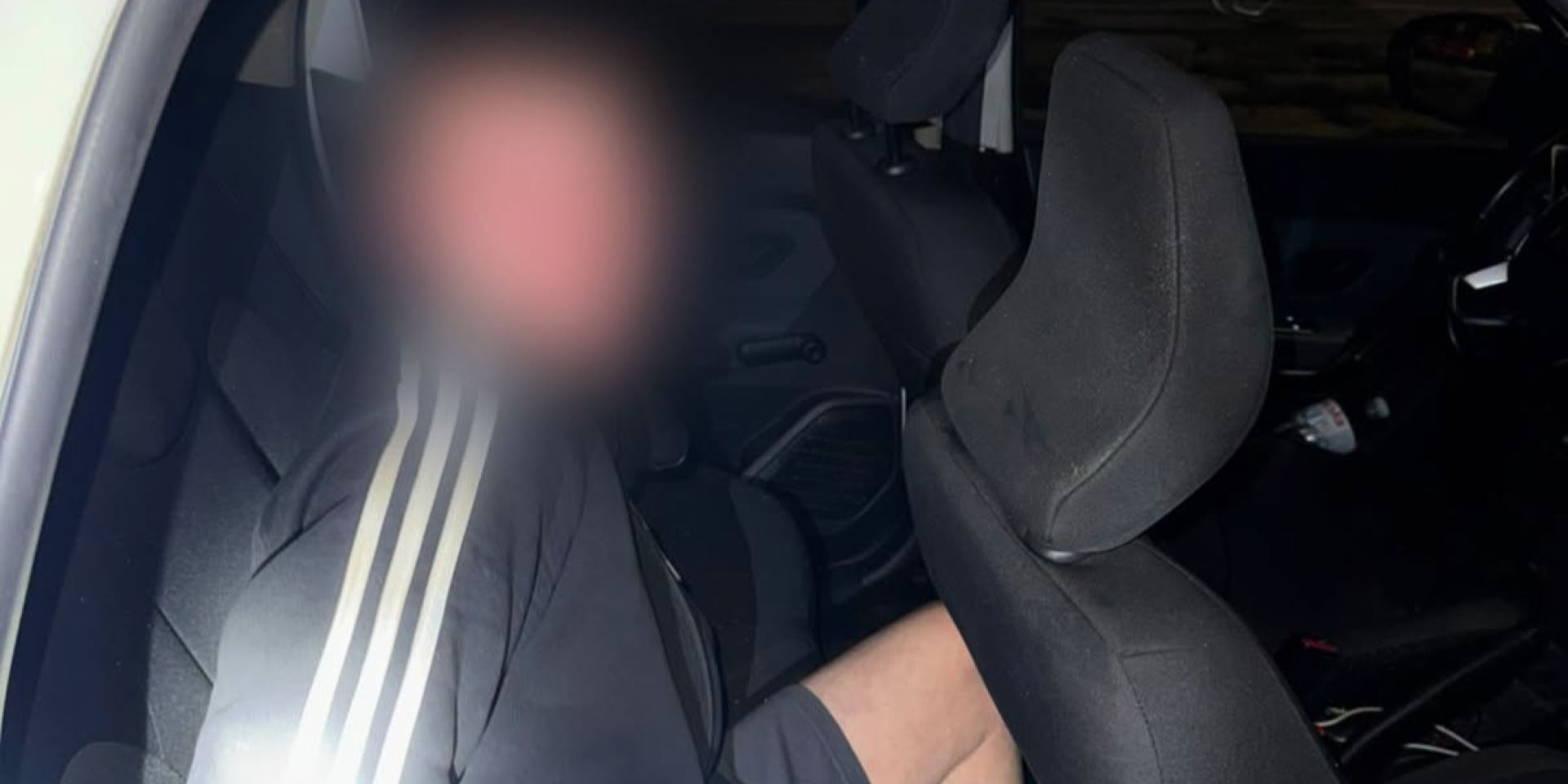 В Киеве правоохранители задержали мужчину, который в нетрезвом состоянии забрался в чужой автомобиль (Фото: Патрульная полиция Киева/Facebook)