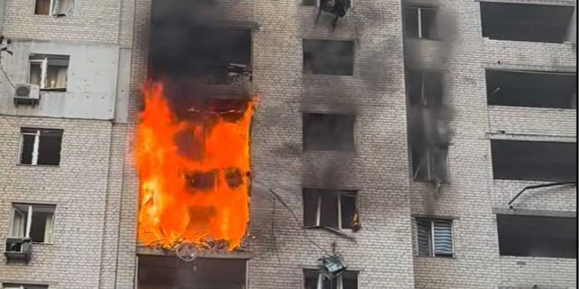 Дом телеведущего Влада Волошина поврежден в результате российского обстрела (Фото: Скриншот из видео / Facebook)