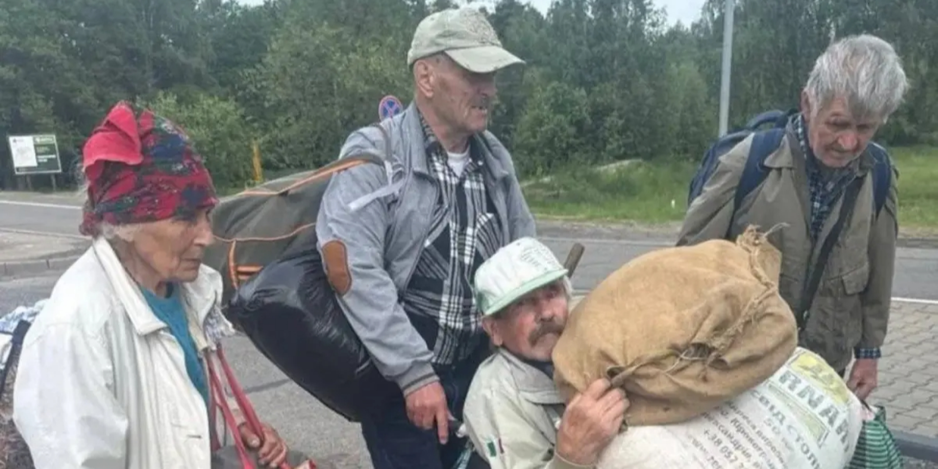 З окупованого росіянами міста Олешки важко виїхати. Дороги навколо заміновані. Люди на фото змогли вибратися з міста навесні 2026 року (Фото: Ksenia Arkhipova)