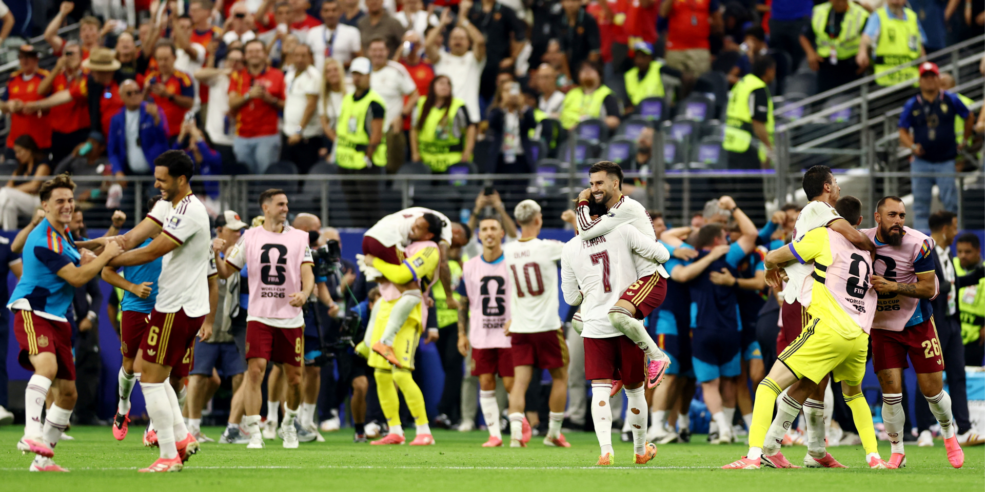 Сборная Испании (Фото: REUTERS/Lee Smith)