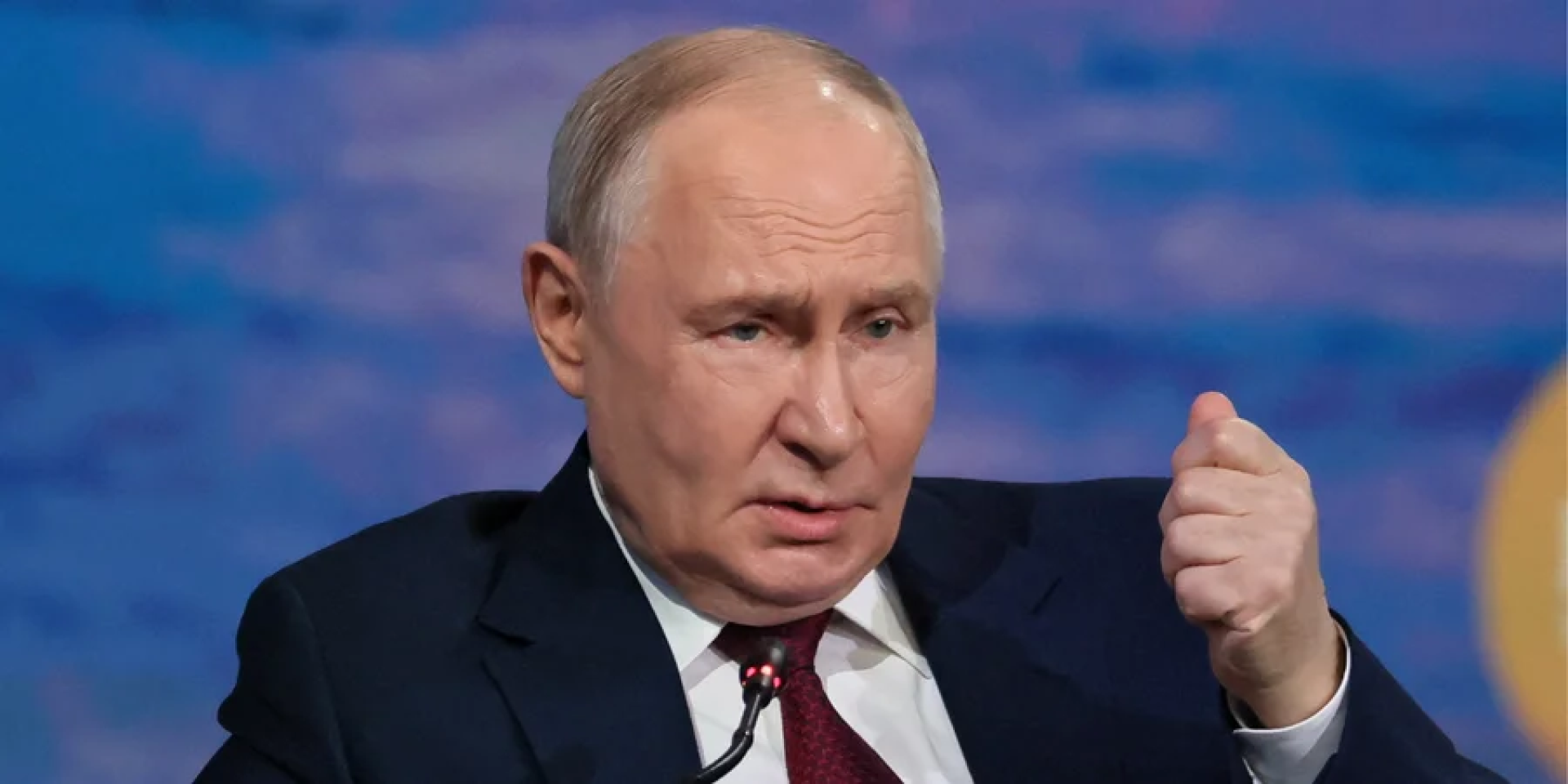 Russian dictator Vladimir Putin once flew into a rage and slammed his fist on the table while speaking about journalist Evan Gershkovich—or so the latter recounted in his memoirs. (Photo: REUTERS/Anastasia Barashkova)