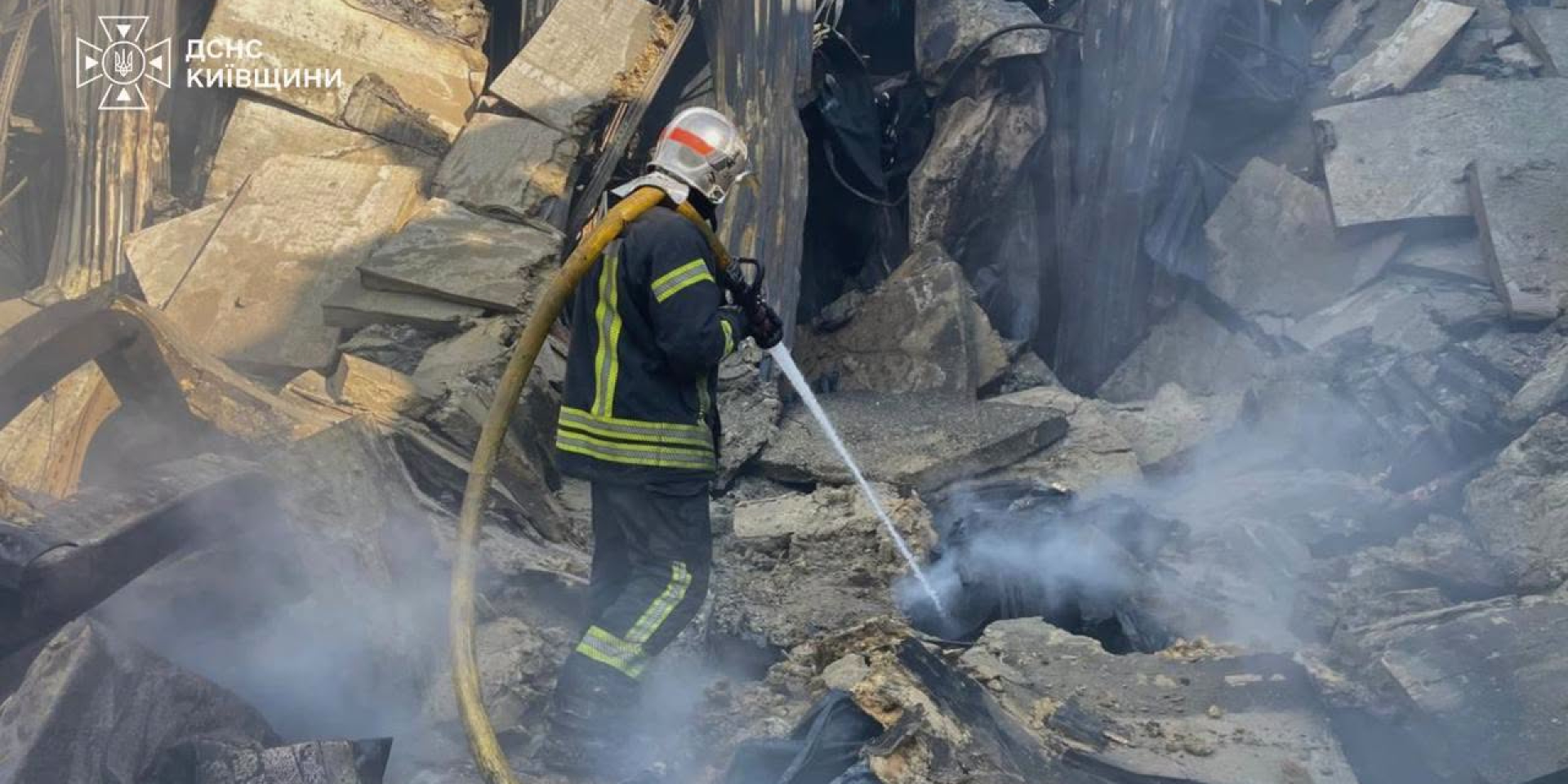 Rescue workers were unable to extinguish the fire more quickly due to frequent air raid alerts (Photo: State Emergency Service of Ukraine via Facebook)