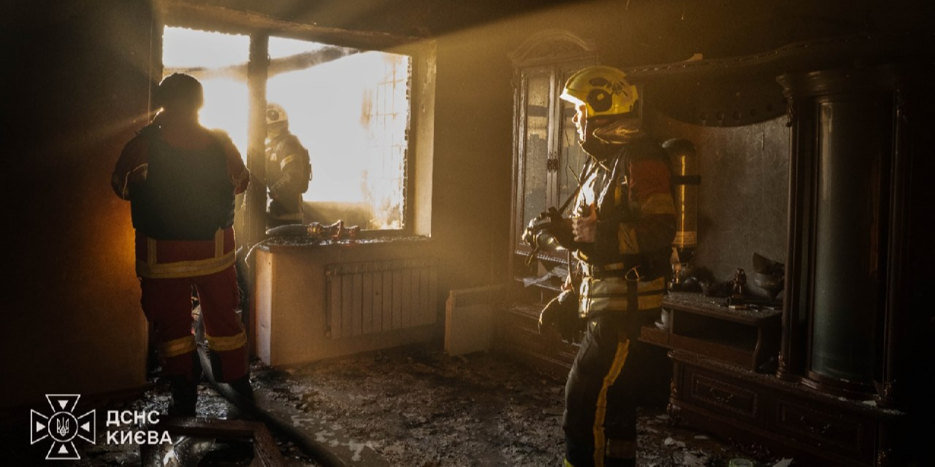 Рятувальники гасять пожежу у житловій дев’ятиповерхівці у Дарницькому районі Києва, що виикла внаслідок прильоту російського шахеда, 27 вересня 2026 року (Фото: ДСНС України via Telegram)