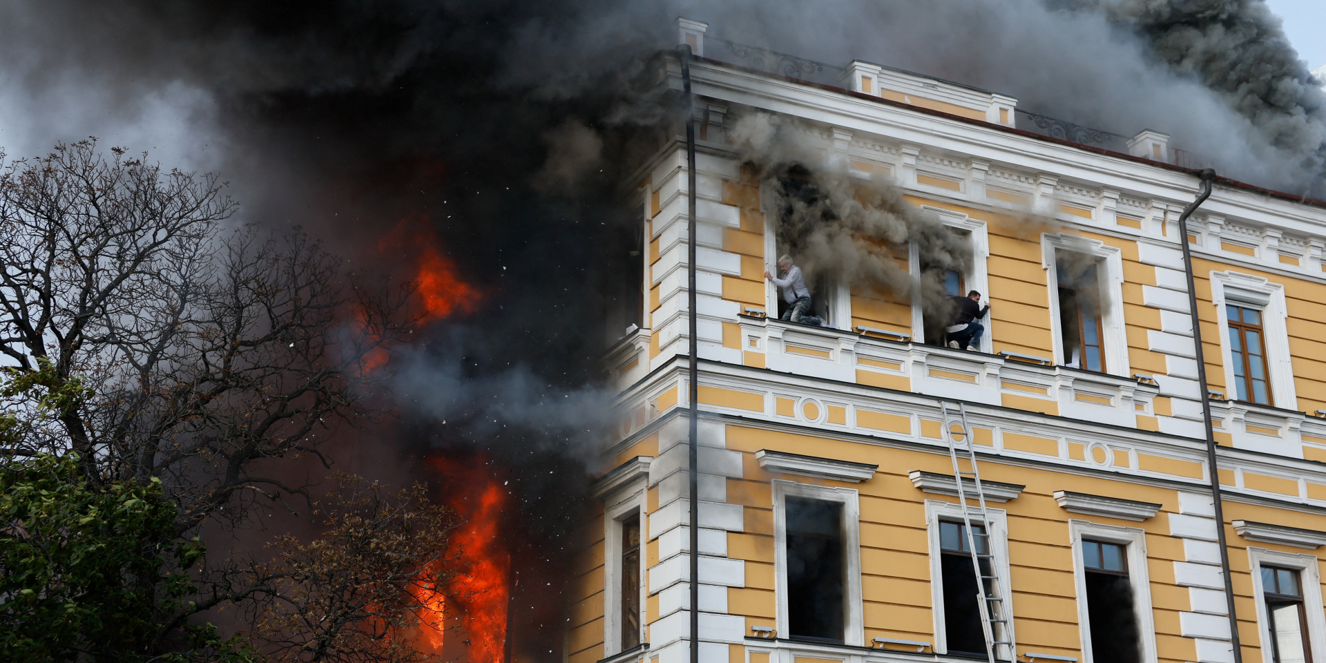 Росія вдень вдарила по Києву. Горить Академія наук у центрі столиці, є загибла, прильоти в Оболонському та Дарницькому районах