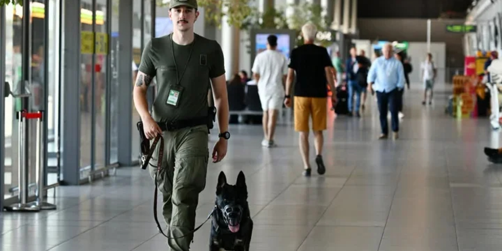 В польском аэропорту мужчина солгал, что у него есть оружие, и получил штраф (Фото: Śląski OSG)