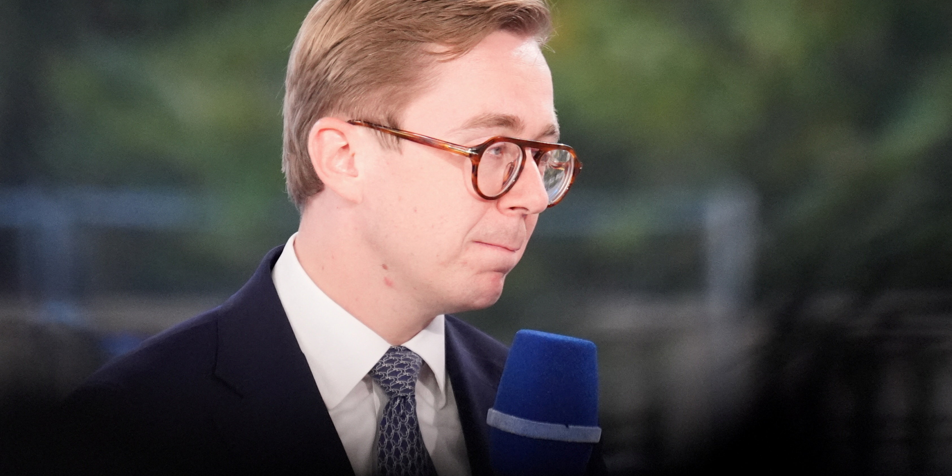 Филипп Амтор отказался от пляжного кресла-корзины, которое ранее установил в своем кабинете (Фото: Marcus Brandt/Pool via REUTERS)