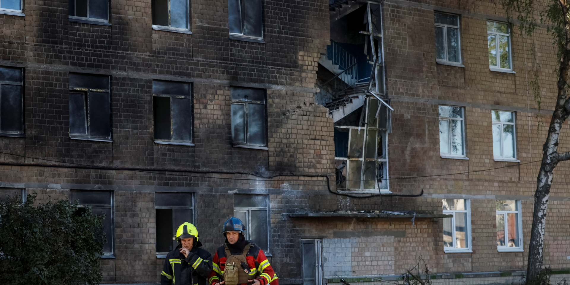 Наслідки ворожого обстрілу по столичній школі (Фото: REUTERS/Gleb Garanich)