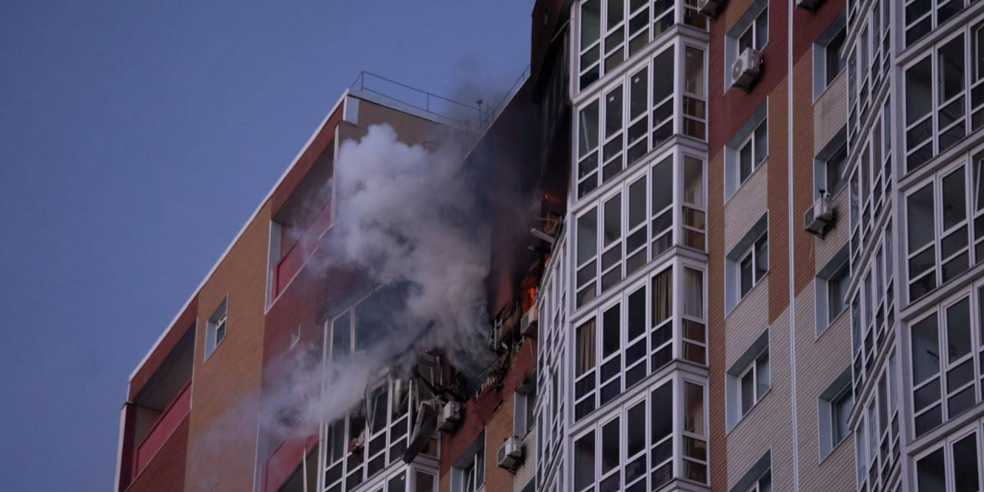 Спалахнула пожежа, є загибла людина. Рятувальники показали наслідки ранкової атаки РФ на 25-багатоповерхівку у Дарницькому районі Києва