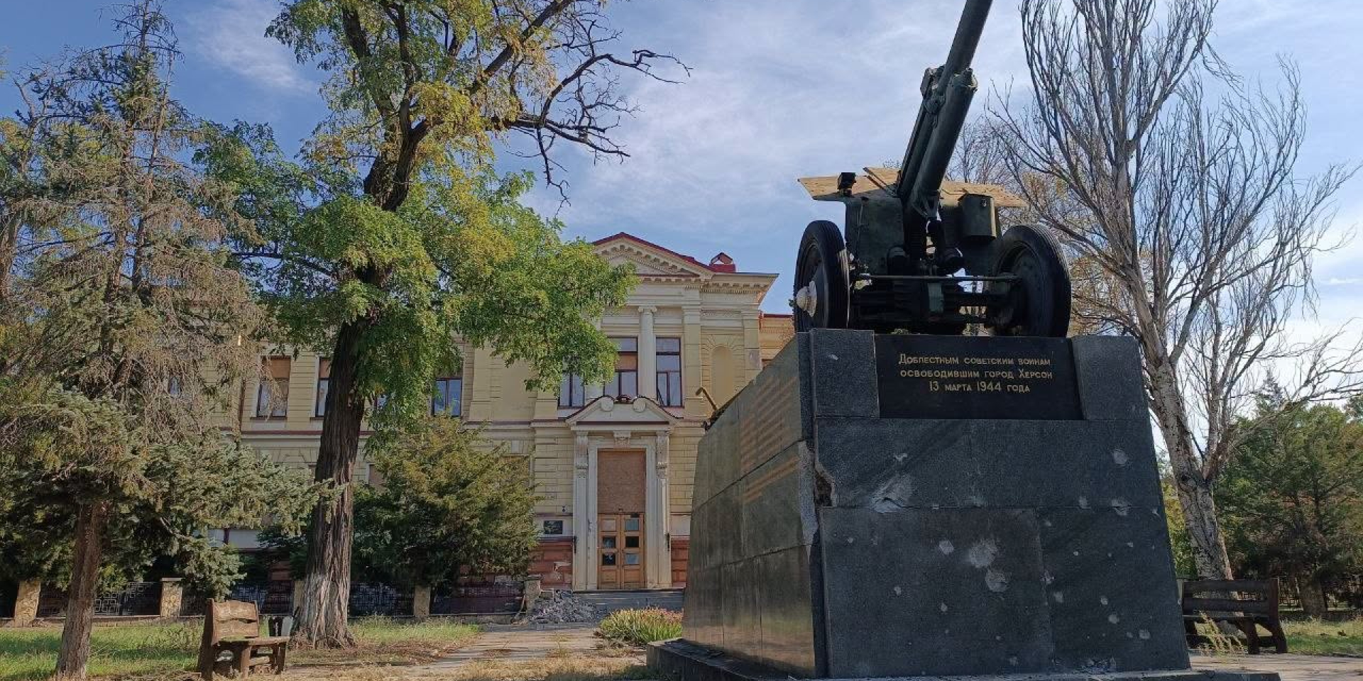 В результате российского обстрела повреждены монумент перед Херсонским краеведческим музеем, а также здание музея (Фото: Херсонский областной краеведческий музей/Facebook)