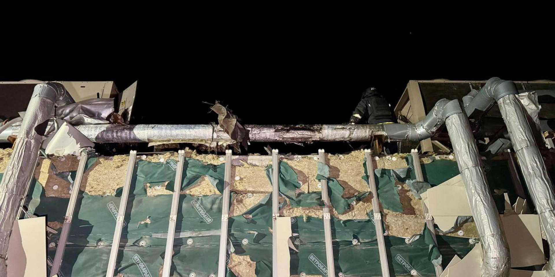As a result of a repeated attack, the roof of a business center in the city center caught fire. (Photo: t.me/dnipropetrovskaODA)