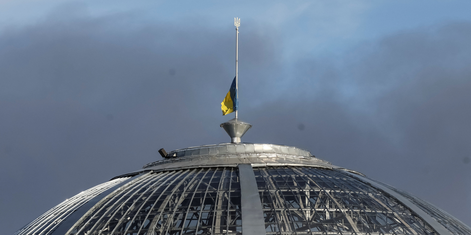Купол Будинку вчителя в Києві та дим над українською столицею після масованих ударів Росії по місту 8 вересня 2026 (Фото: REUTERS/Gleb Garanich)