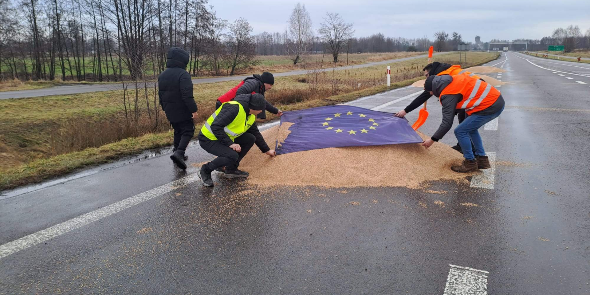 Теперь поляки не допускают украинское зерно на свои терминалы для транзита дальше в ЕС, в частности на немецкий рынок (Фото: https://zaxid.net/)