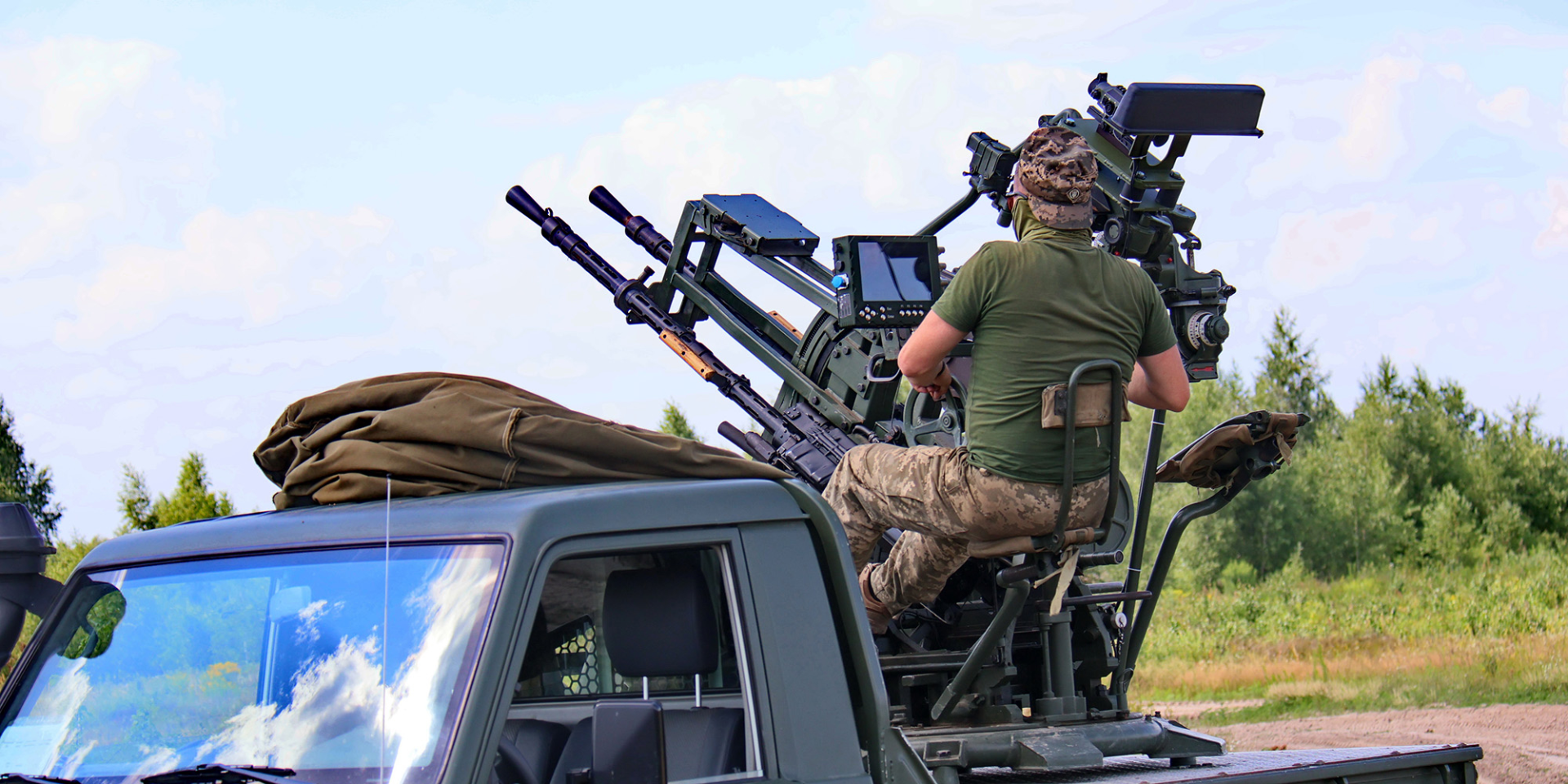 Украинский военнослужащий работает с мобильной зенитной установкой, оснащенной современным оптико-электронным прицелом (Фото: Павел Бахмут/Укринформ/NurPhoto через Reuters)