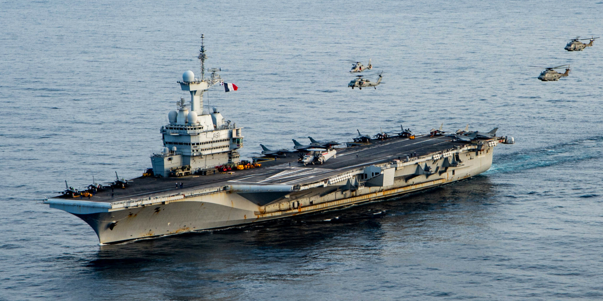 Fire breaks out on French aircraft Carrier Charles de Gaulle / The New ...